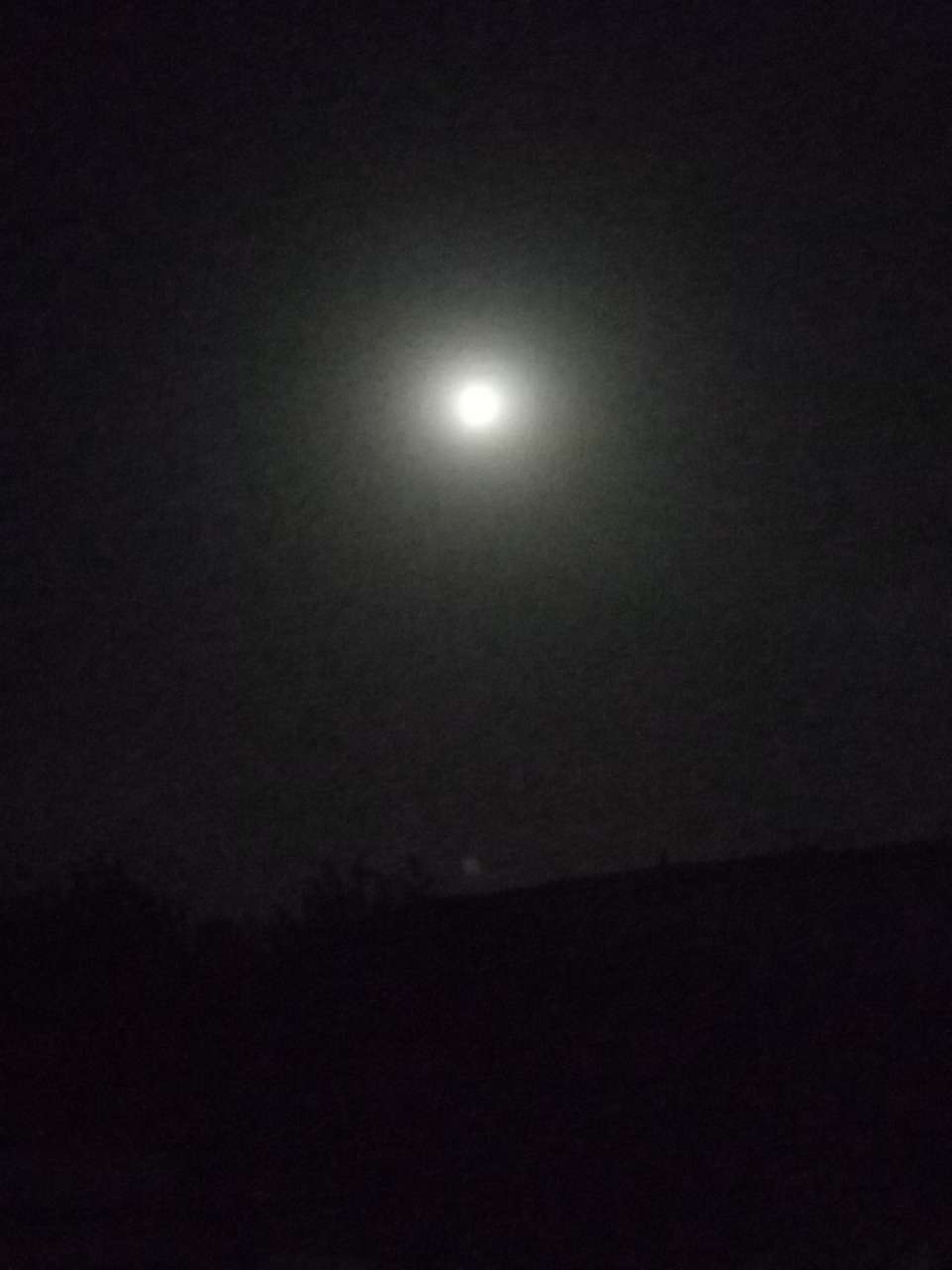 今晚的月亮又圆又亮好美啊!
